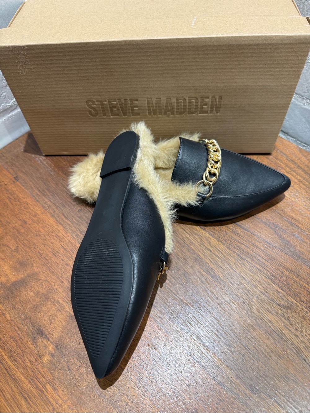 Steve Madden Black Faux-Leather Mules with Gold Chain and Cream Fur - Picture 4 of 5